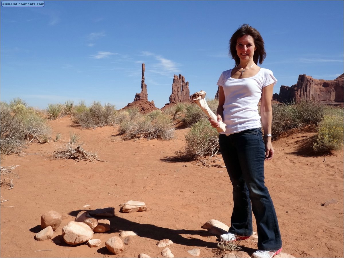 Monument Valley wild woman 00.JPG