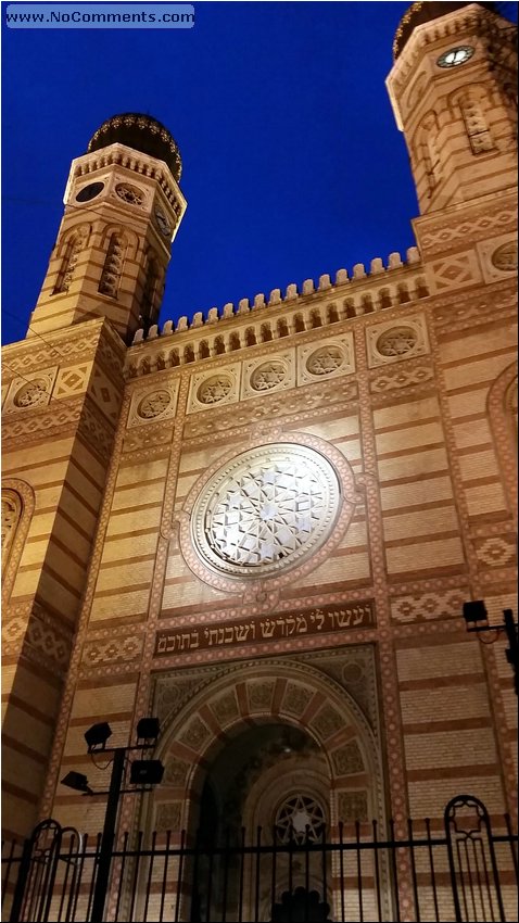 Budapest Synagogue at night.jpg