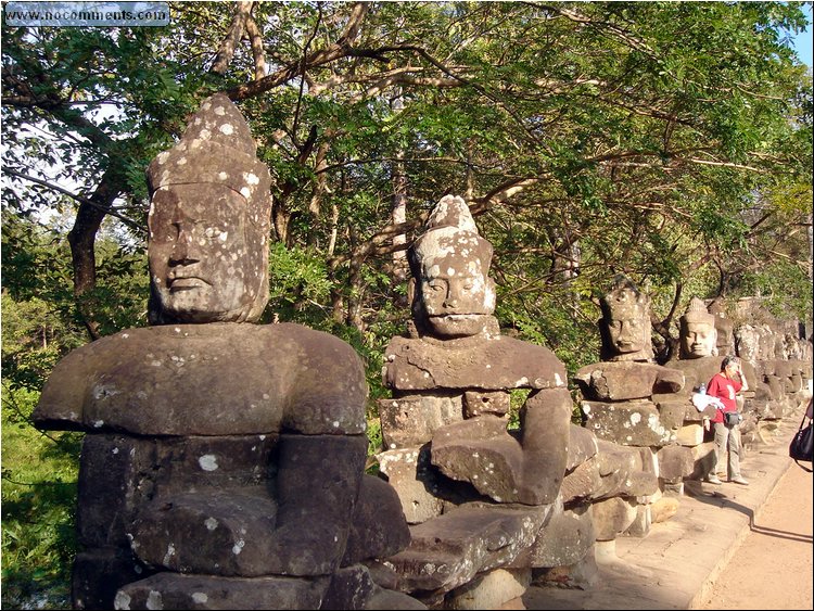 Angkor Thom bridge 1.JPG