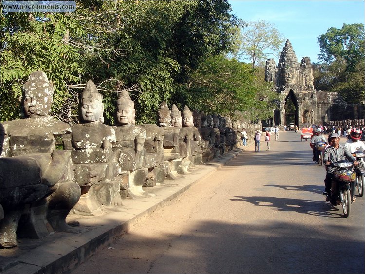 Angkor Thom bridge 2.JPG