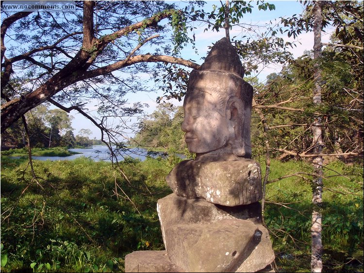 Angkor Thom bridge.JPG