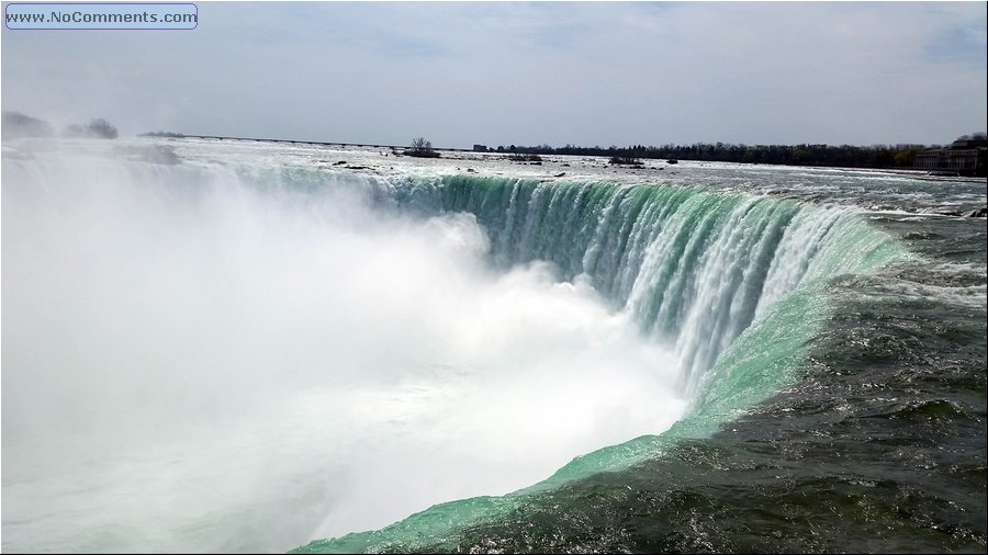 Canadian Niagara Falls 01.jpg