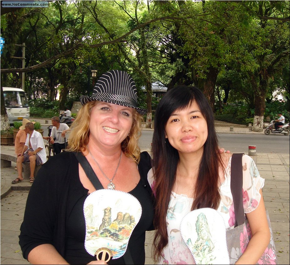 Guilin park w Teresa.JPG