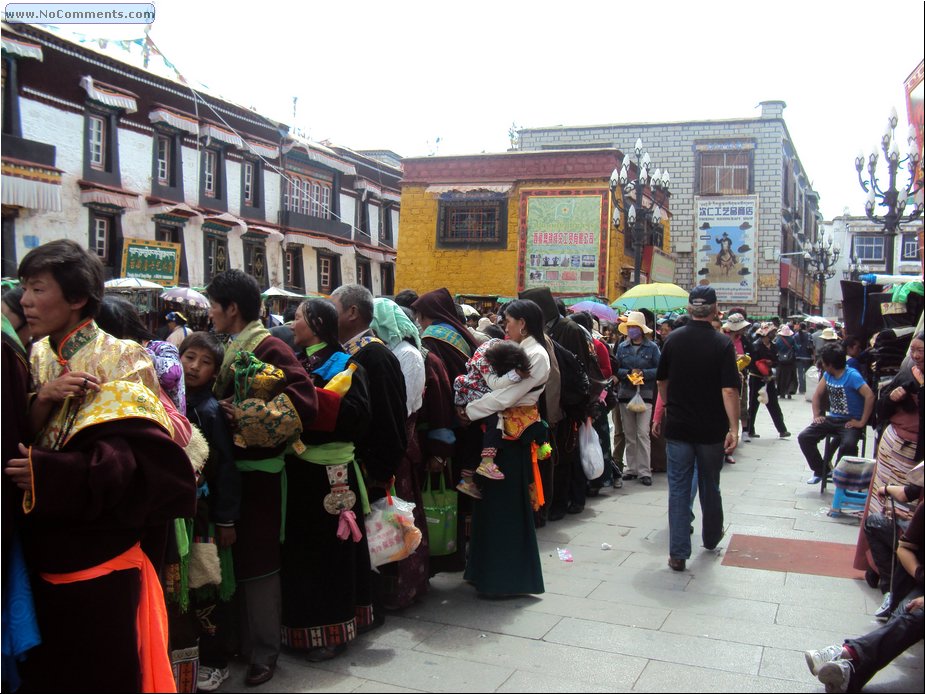 line to see Buddha.JPG