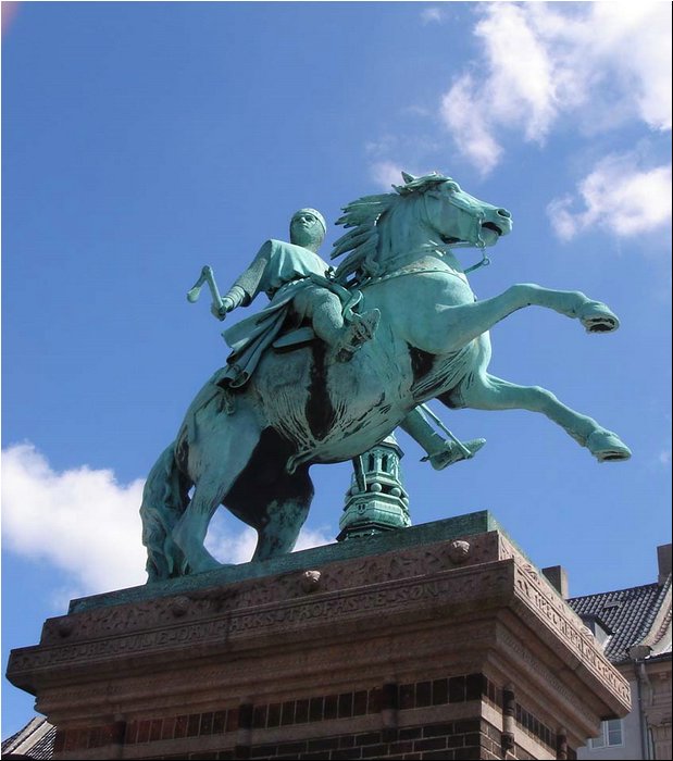 Copenhagen - statue.JPG