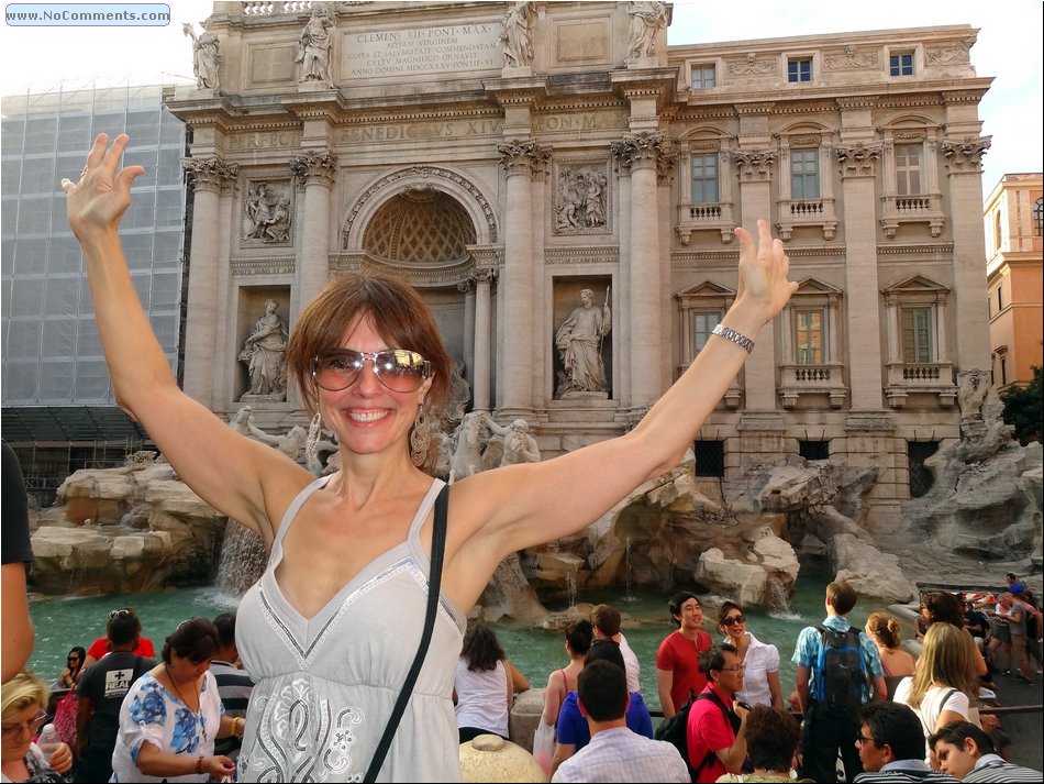 Sue shows off at Trevi.JPG