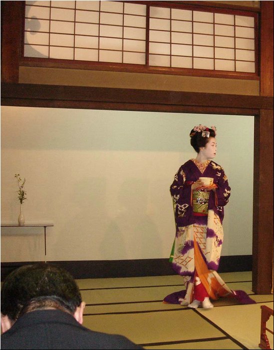 Maiko Tea ceremony 2.JPG