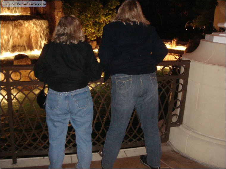 Wynn, 2 big! asses at the fountain.JPG