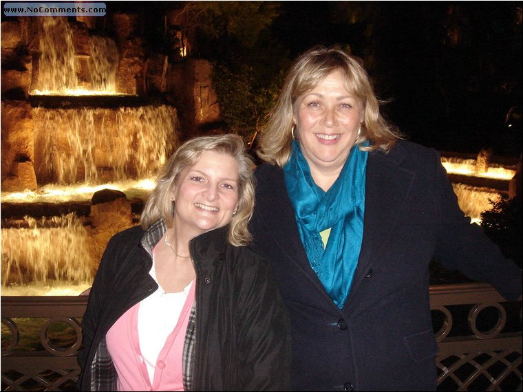 Wynn, Peaches & Sue at the fountain.JPG