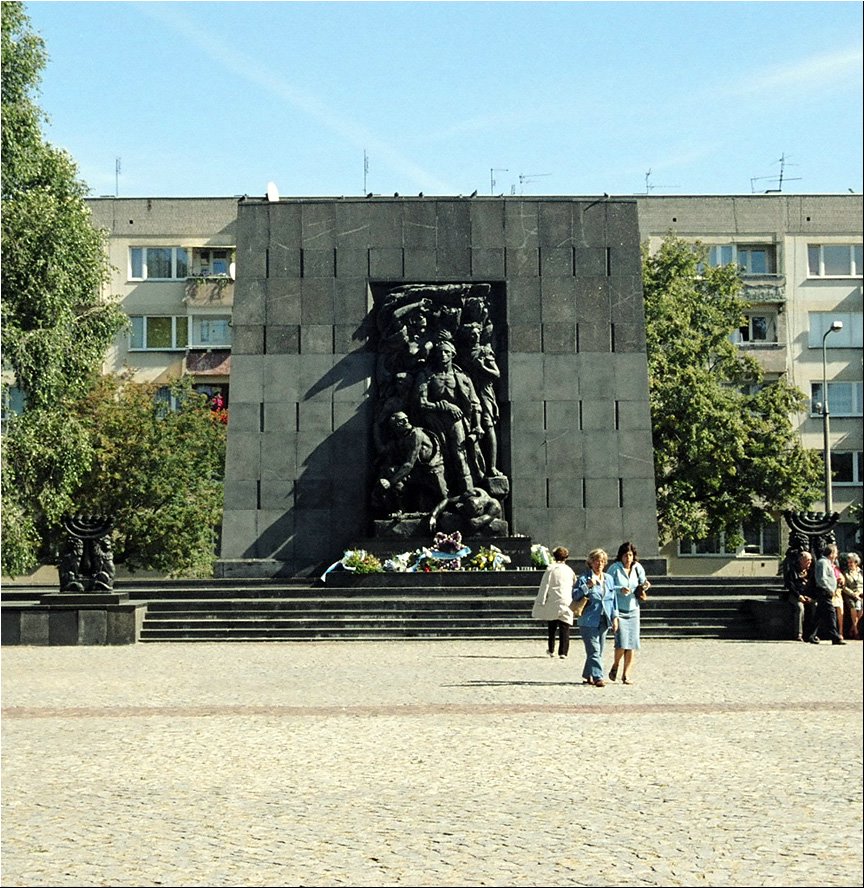 Warsaw-Ghetto4.jpg