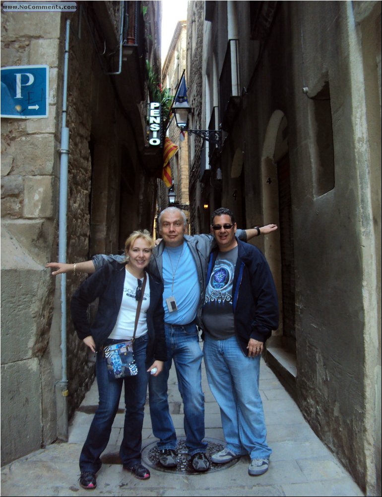 Barcelona narrow street Jewish quarter.JPG