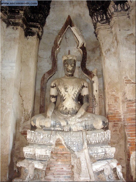 Ayutthaya - ruins Buddha statue.JPG