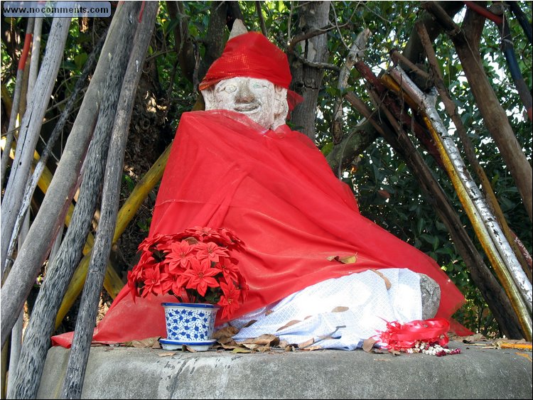 Buddha dressed for..Christmas ;).jpg