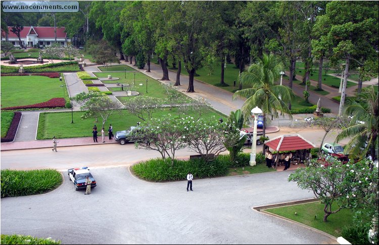 Siem Reap - Cambodian Police in preparation for Bill Clinton's departure from Raffles hotel 2.jpg