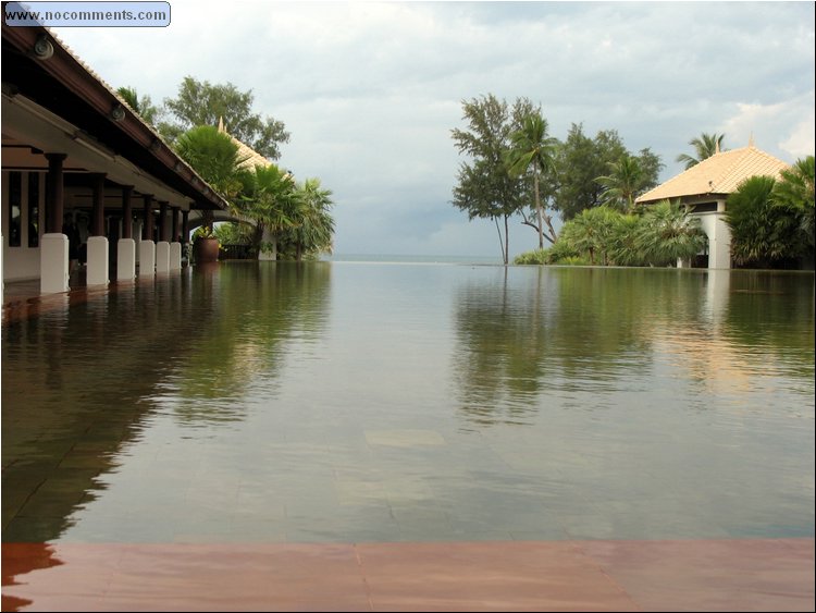 Phuket - Marriott Hotel infinite pool.jpg