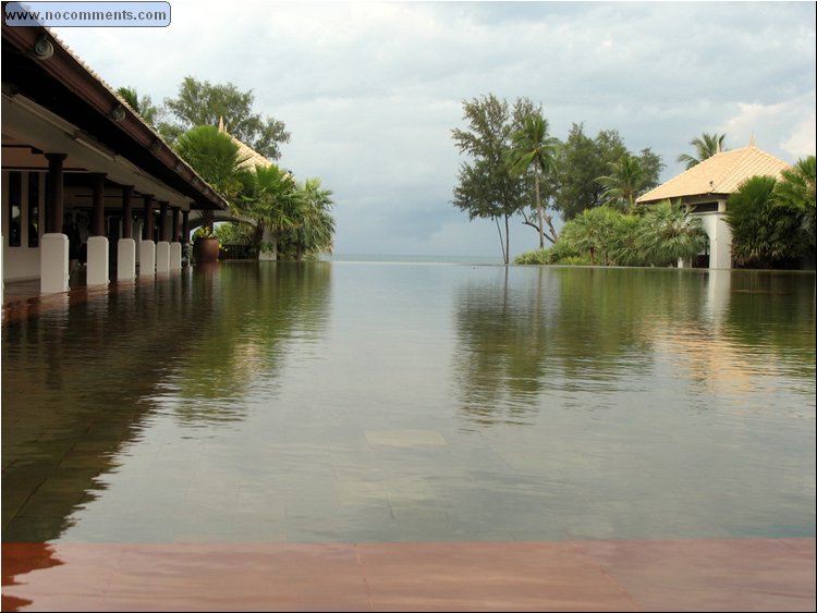 Phuket - Marriott Hotel infinite pool.jpg