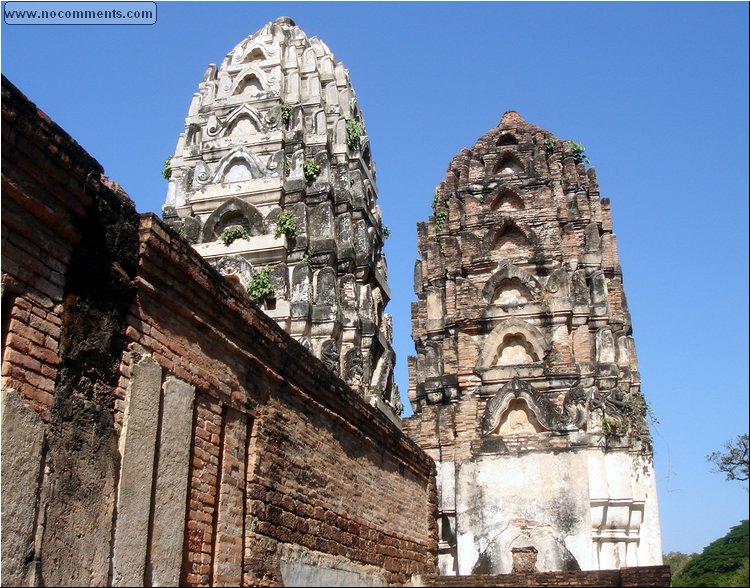 Sukhothai - 3 prangs temple detail 1.JPG