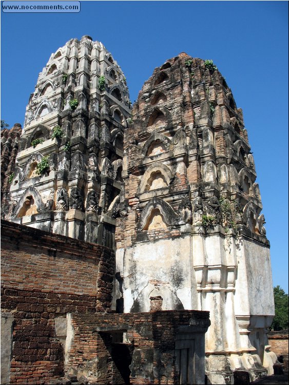 Sukhothai - 3 prangs temple detail.jpg