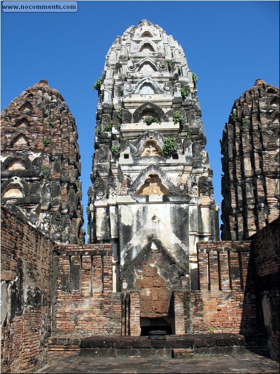 Sukhothai - 3 prangs temple.jpg