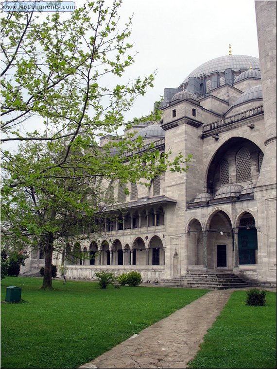 Suleymaniye Mosque courtyard.jpg